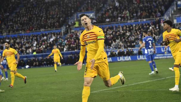 Lewandowski pone fin a sequía goleadora en victoria del Barcelona 3-1 sobre el Alavés