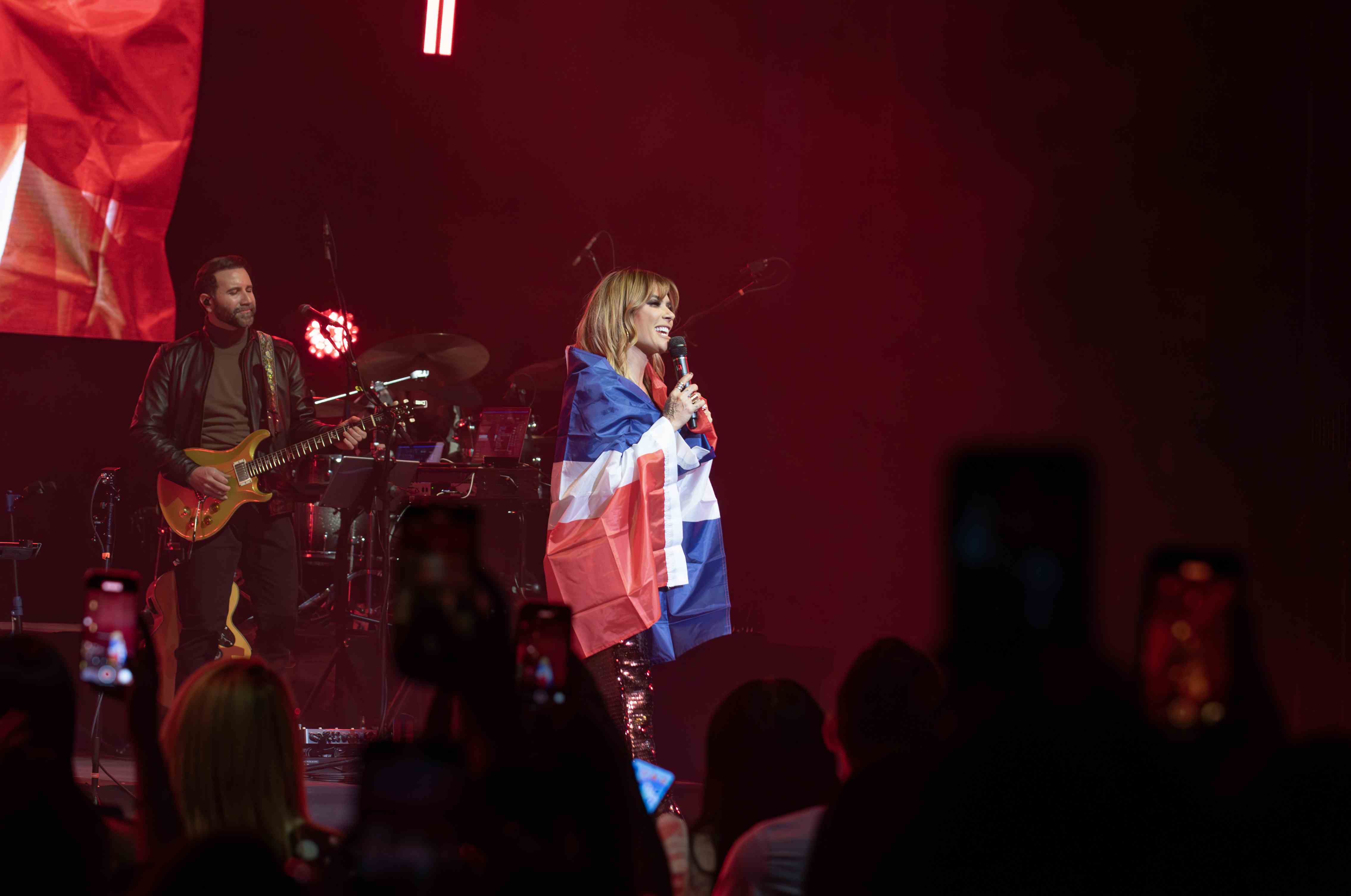 La artista puertorriqueña recibió la bandera nacional.