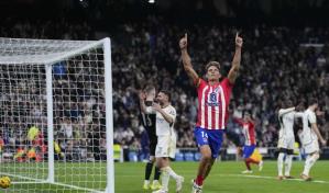 Con gol de Llorente, el Atlético salva empate de último minuto ante el Real Madrid