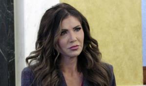 Una tribu veta a la gobernadora de Dakota del Sur de su reserva por comentarios sobre la frontera