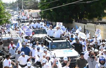 Abinader lidera caravanas en apoyo a los candidatos a alcaldes de la Línea Noroeste