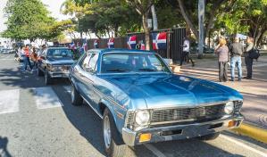 Cientos de personas disfrutan de exhibición y desfile de autos antiguos