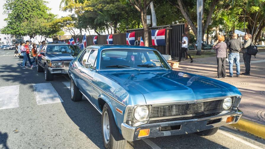 Cientos de personas disfrutan de exhibición y desfile de autos antiguos