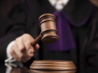 Condenan exrectora entregaba alumnas a paramilitares para que la viola