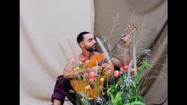 Cantante Dimablo trae a RD la obra teatral “Talking Plants”