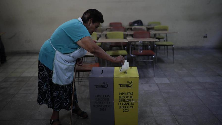 Empieza el recuento de papeletas en El Salvador tras el cierre de los colegios electorales