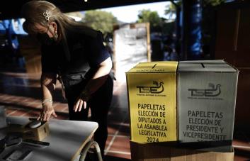 Abren los centros de votación para las eleciones en El Salvador