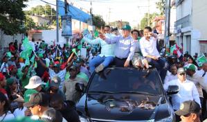 Leonel Fernández recorre demarcaciones de San Cristóbal