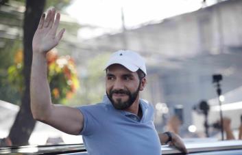 El presidente de El Salvador, Nayib Bukele, vota para su reelección inmediata