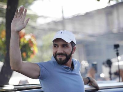 Nayib Bukele vota para su reelección inmediata