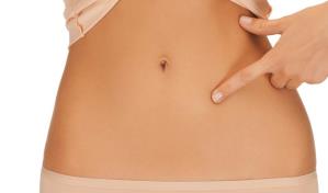 Influencer usa un ombligo falso para parecer más alta, ¿será efectivo?