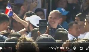 Video | Seguidor de Bukele le pasa la bandera dominicana antes de votar