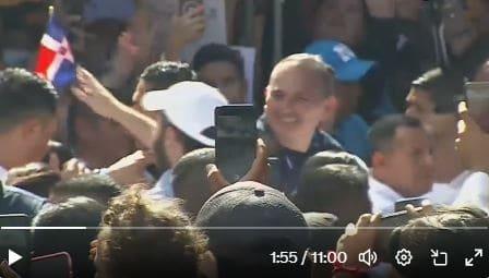Video: Nayib Bukele agarra la bandera dominicana