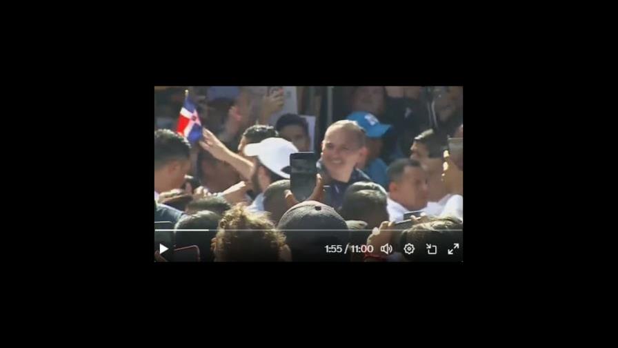 Video | Seguidor de Bukele le pasa la bandera dominicana antes de votar