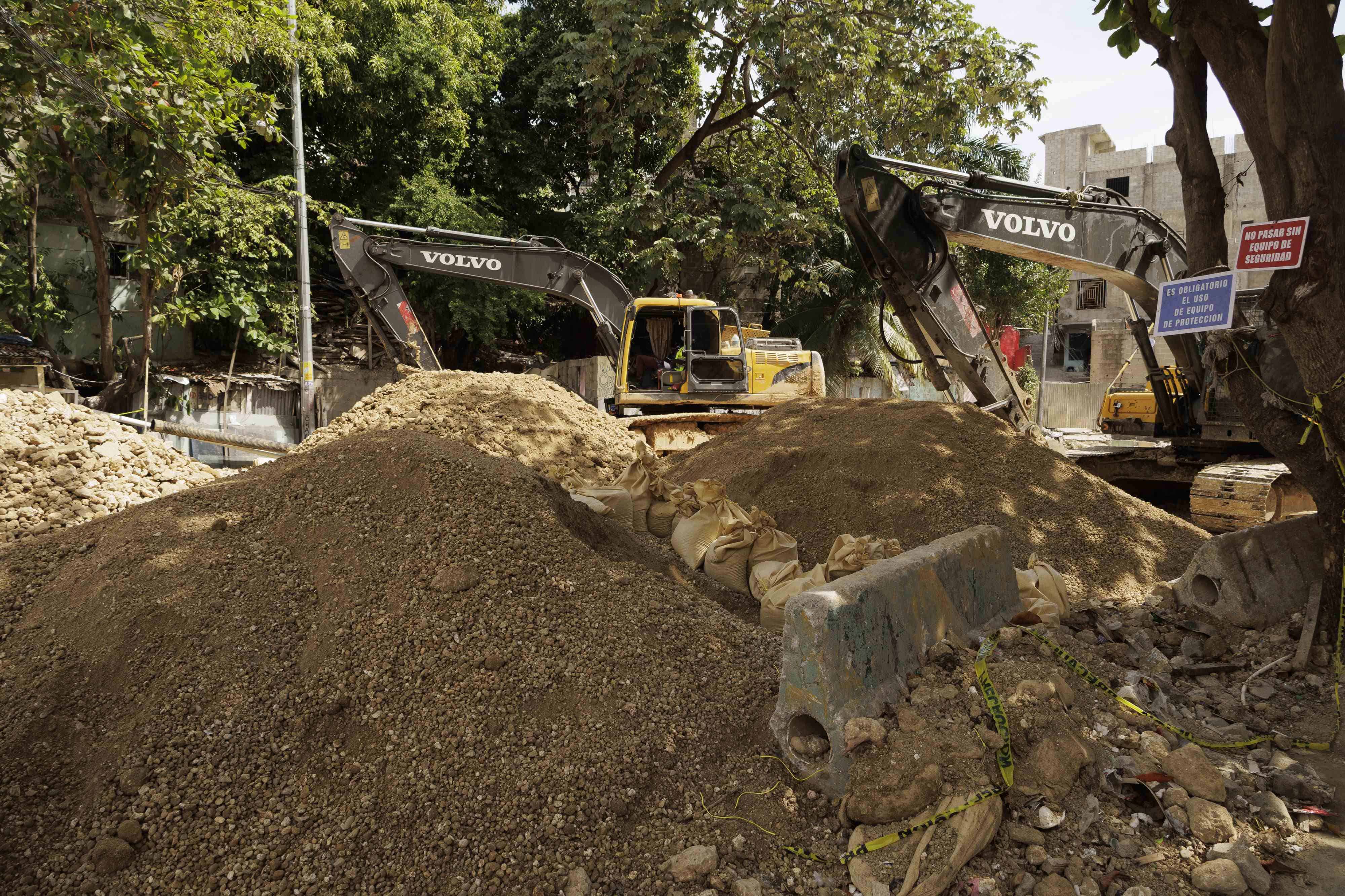 La Caasd está colocando sacos con arena para canalizar las aguas de la cañada.