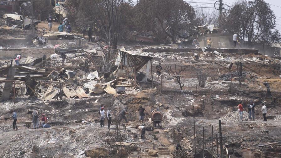 Aumentan a 122 los fallecidos en los devastadores incendios de Valparaíso