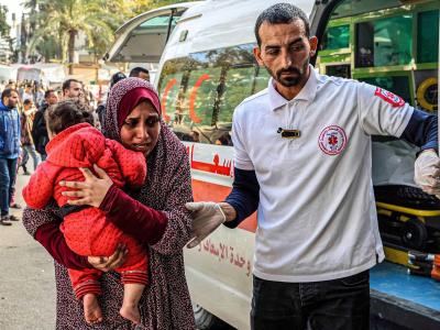 Evacuan personas del  Hospital Al Amal en Gaza tras ataque