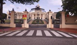 Hombre derriba de manera intencional puertas del Palacio Nacional; hay dos militares heridos
