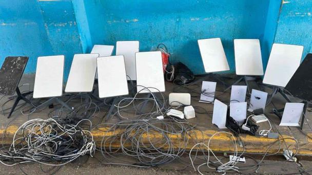 Reclusos muy bien comunicados: parábolas y celulares a las órdenes para delinquir tras las rejas