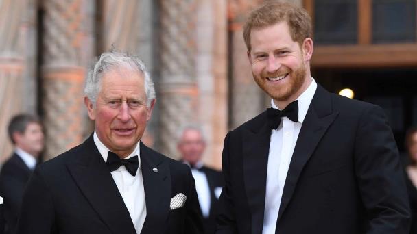 El príncipe Harry habla con su padre Carlos III y viajará a Londres para verlo pronto
