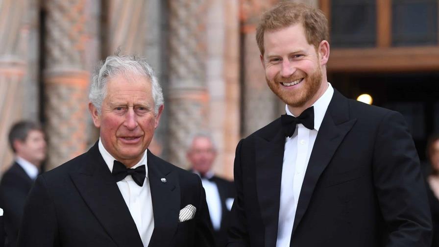 El príncipe Harry habla con su padre Carlos III y viajará a Londres para verlo pronto