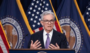 Powell dice que hay que abordar con cuidado las posibles bajadas de tipos de inter&eacute;s