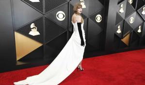 Taylor Swift consagra su legado en unos Grammy donde se estrenaron Karol G y Peso Pluma
