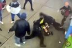 Controversia nacional en EE.UU. por turba de migrantes que golpeó policía en Times Square Controversia nacional en EE.UU. por turba de migrantes que golpeó policía en Times Square