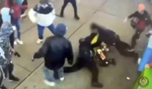Controversia nacional en EE.UU. por turba de migrantes que golpeó policía en Times Square