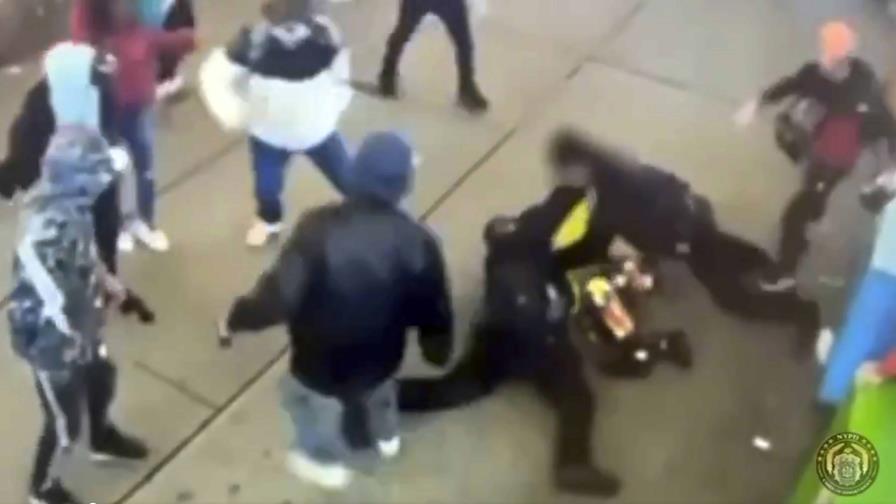 Controversia nacional en EE.UU. por turba de migrantes que golpeó policía en Times Square