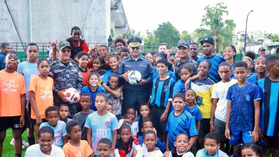 Director de la Policía realiza encuentro fútbol barrial en Los Guandules