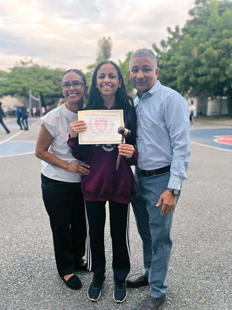 Kimberley Samboy junto a sus padres.