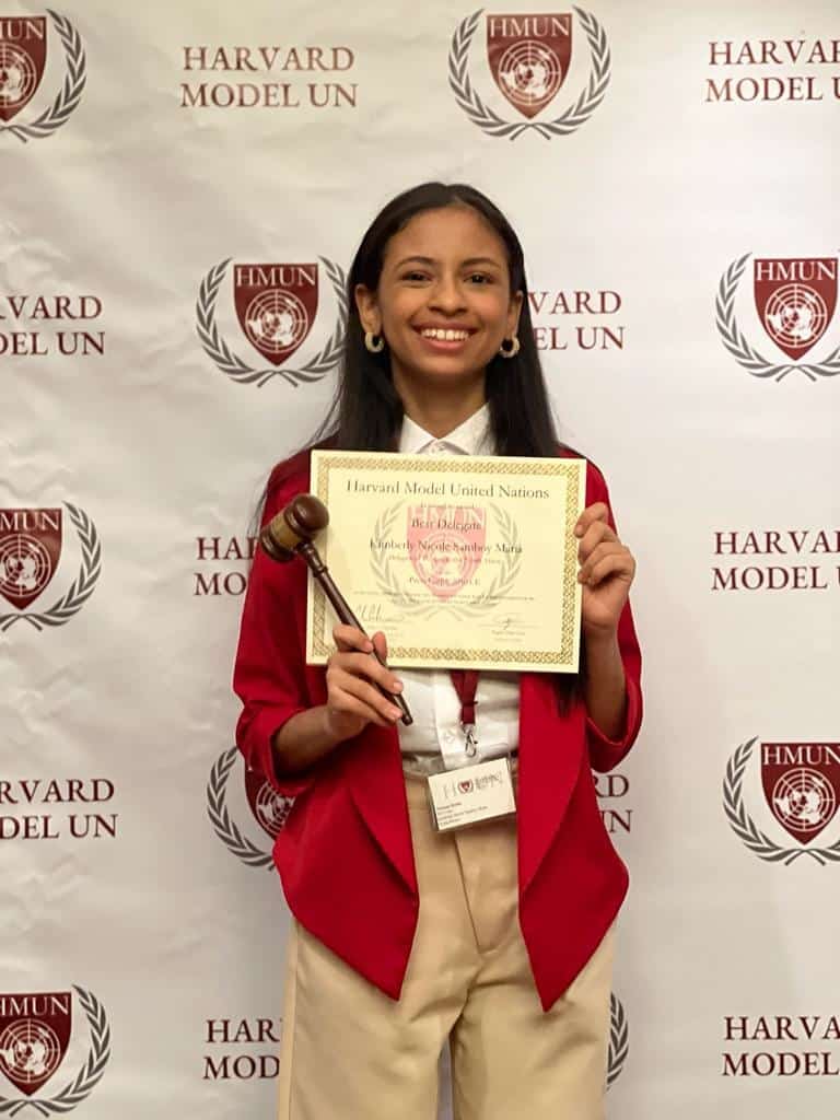 Kimberley Samboy sostiene el pergamino que la certifica como la ganadora del Modelo de Naciones Unidas de Harvard.