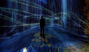Explora el laberinto interactivo de teamLab en su nueva muestra