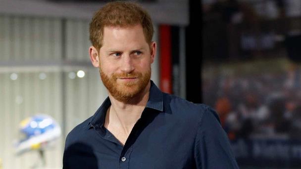 El príncipe Harry llega a Londres para visitar a su padre tras su diagnóstico de cáncer