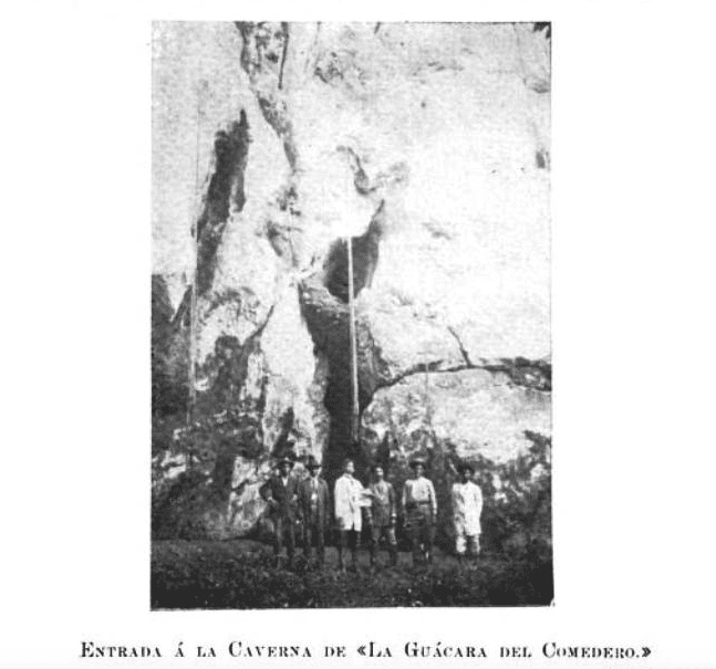 Fotografía de lo que hoy se conoce como El Pozo del Indio, publicada en el libro de Narciso Alberti Bosch ""Apuntes para la prehistoria de Quisqueya" de 1912.<br>