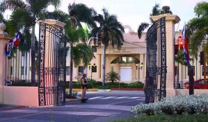 Piden a Abinader disponer revisión de la salud mental de hombre que se estrelló contra el Palacio