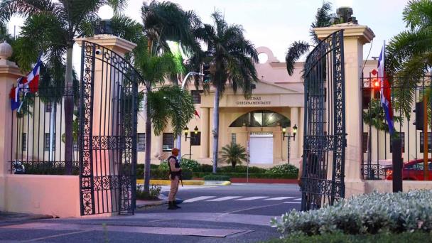 Piden a Abinader disponer revisión de la salud mental de hombre que se estrelló contra el Palacio