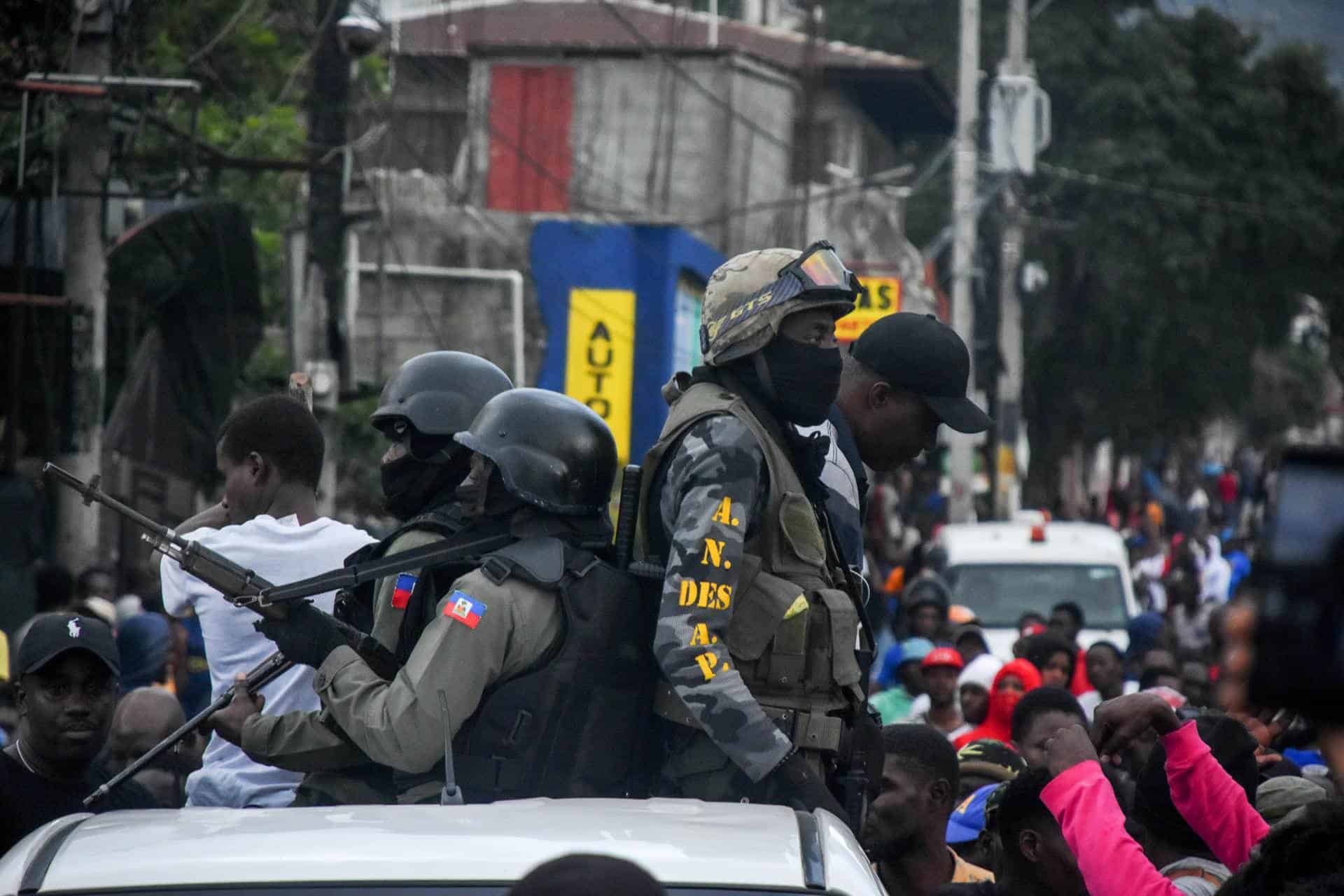 Personas se manifiestan hoy en las calles de Puerto Príncipe (Haití)