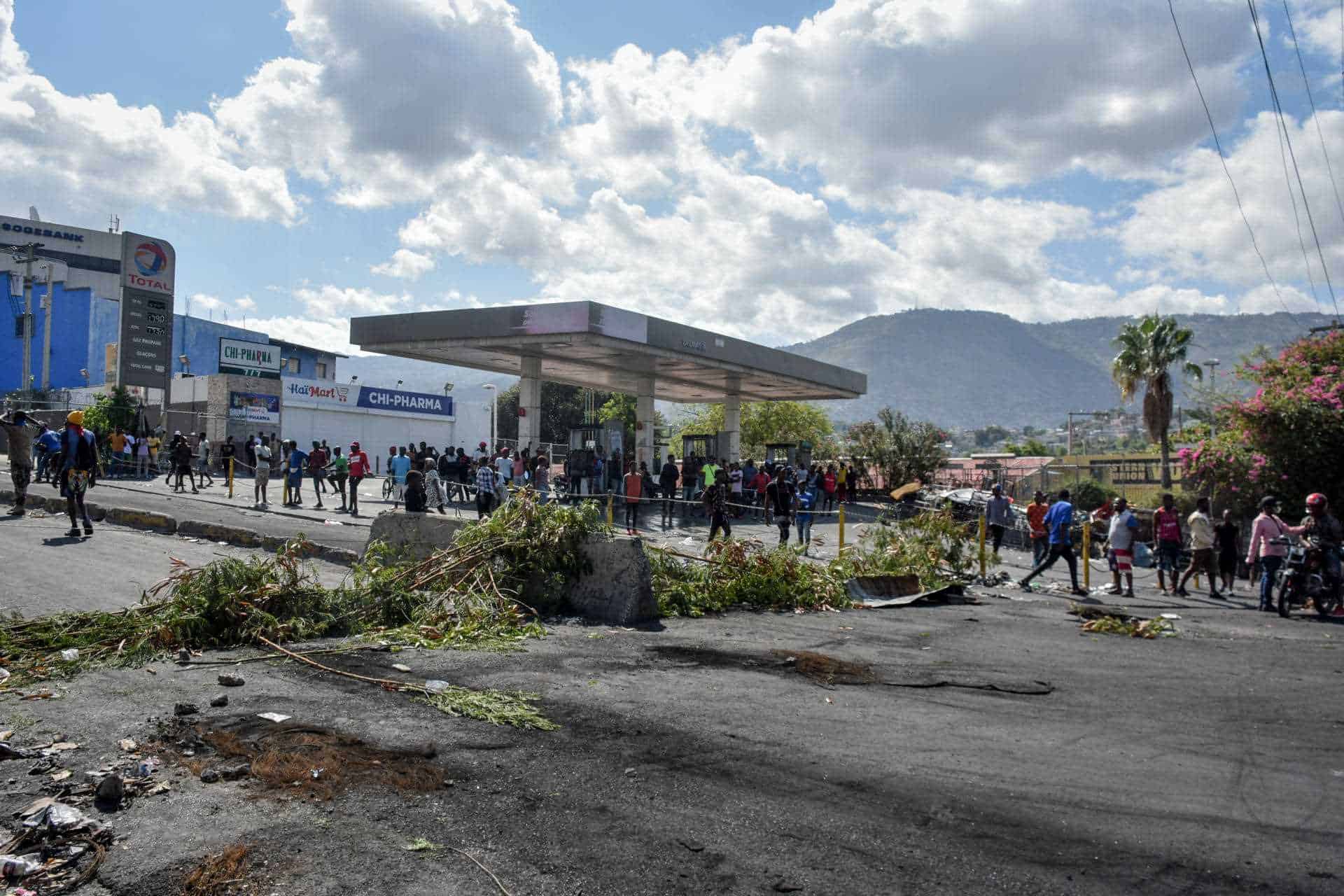 Personas se manifiestan en Haití en demanda de la renuncia del primer ministro, Ariel Henry.