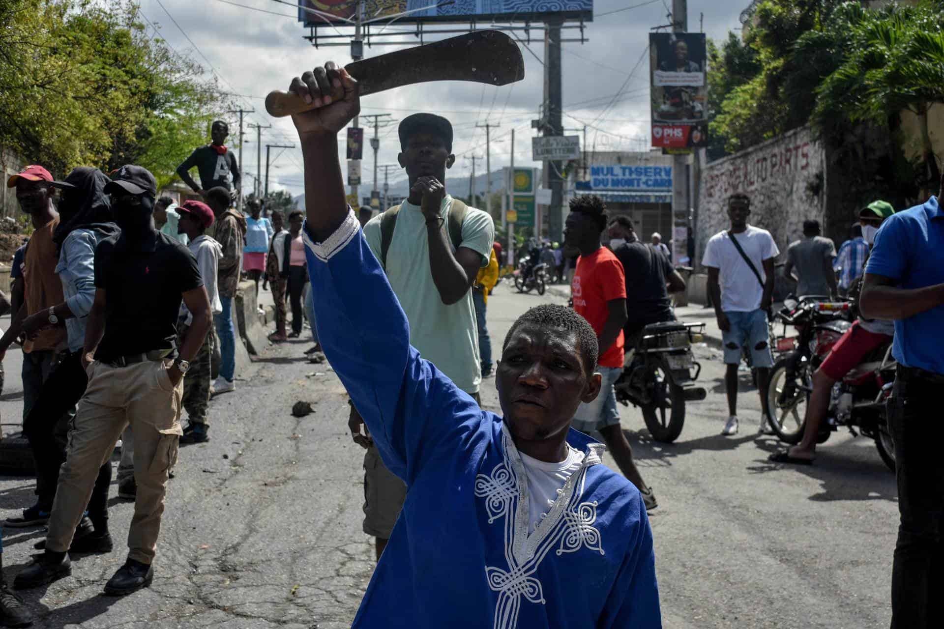 Personas se manifiestan en Haití en demanda de la renuncia del primer ministro, Ariel Henry.