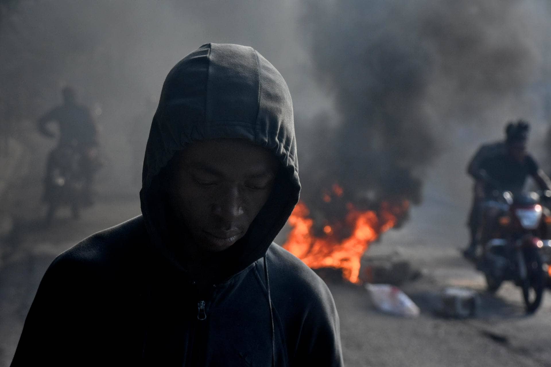 Personas se manifiestan hoy en las calles de Puerto Príncipe (Haití)