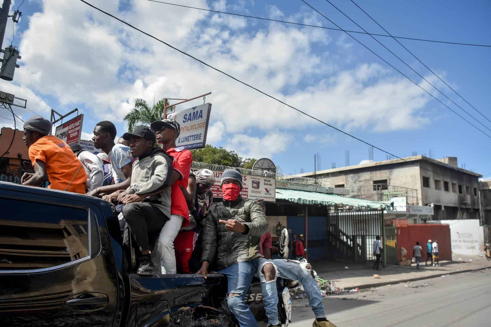 Personas se manifiestan en Haití en demanda de la renuncia del primer ministro, Ariel Henry.