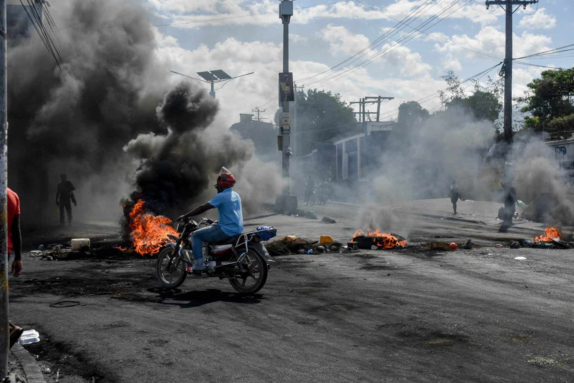 Personas se manifiestan en Haití en demanda de la renuncia del primer ministro, Ariel Henry.