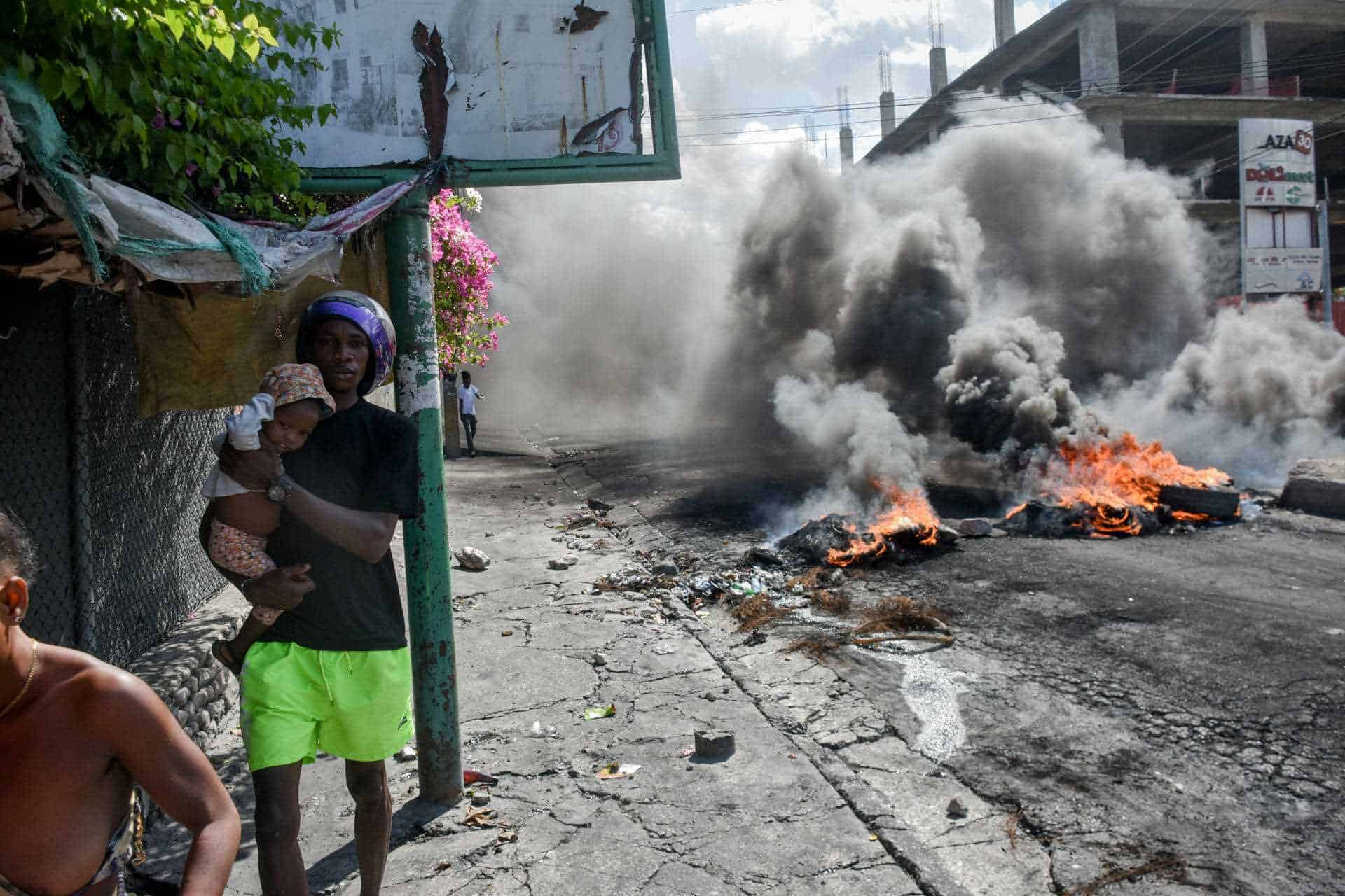 Personas se manifiestan en Haití en demanda de la renuncia del primer ministro, Ariel Henry.