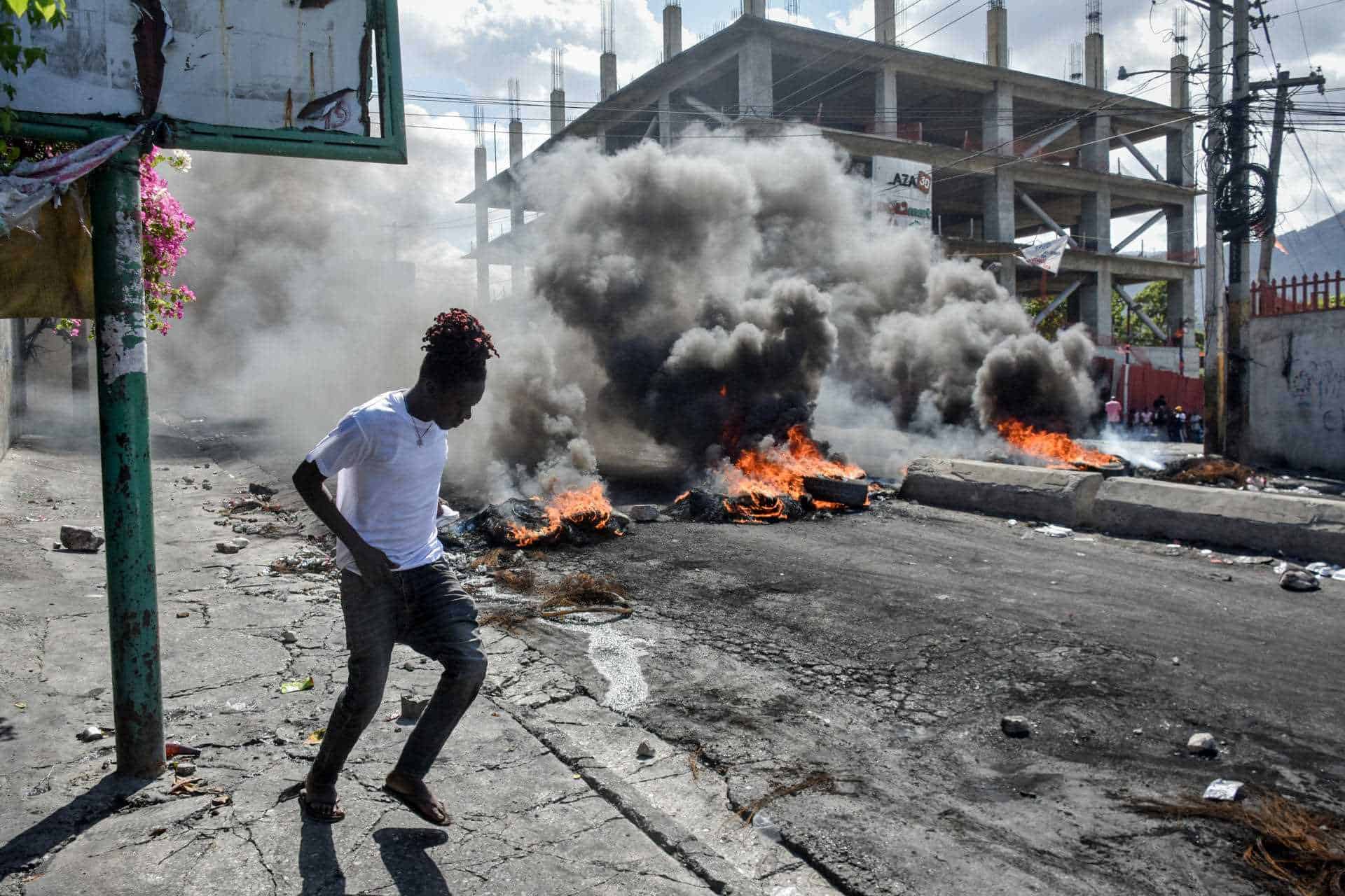 Personas se manifiestan en Haití en demanda de la renuncia del primer ministro, Ariel Henry.