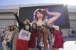 Fans japoneses rezan para que Taylor Swift pueda llegar a tiempo al Super Bowl