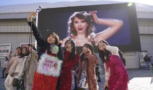 Fans japoneses rezan para que Taylor Swift pueda llegar a tiempo al Super Bowl
