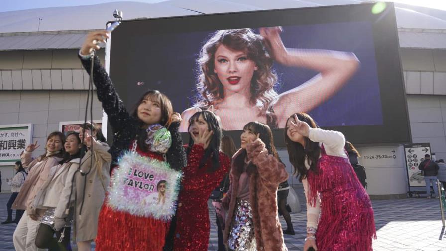 Fans japoneses rezan para que Taylor Swift pueda llegar a tiempo al Super Bowl