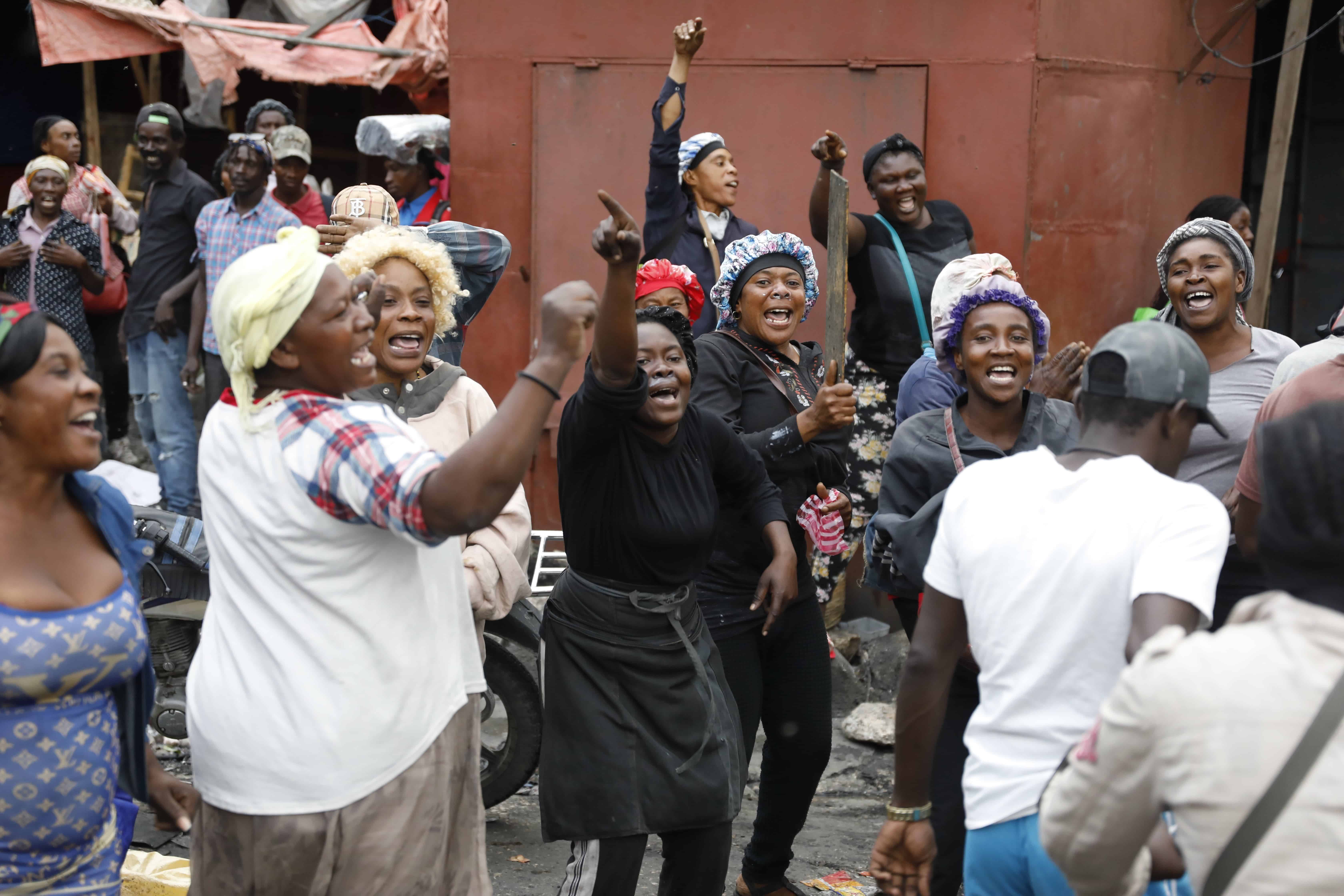 La gente celebra la llegada de la Brigada de Seguridad de Áreas Protegidas (BSAP) mientras protestan por segundo día consecutivo contra el primer ministro Ariel Henry, exigiendo su destitución, en Puerto Príncipe, Haití, el martes 6 de febrero de 2024.